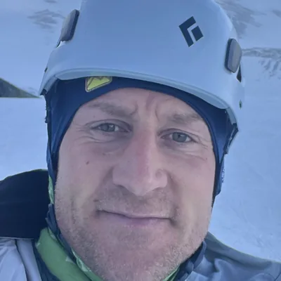 Thomas mit Helm auf einem Gletscher