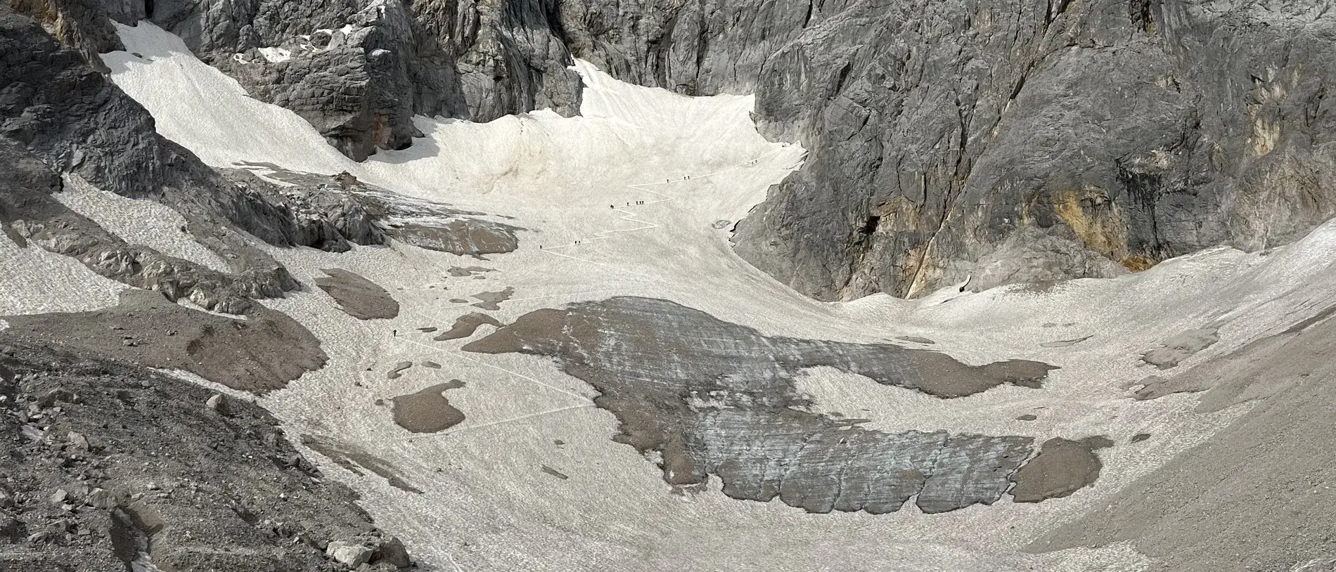 Felskessel mit Schneeresten unter steilen Wänden