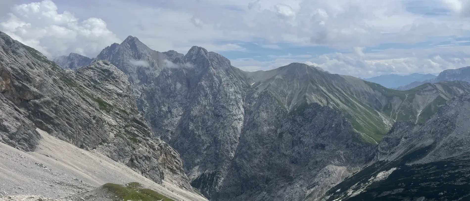 Karwendelkessel mit Schotterhang und schroffen Kalkgipfeln