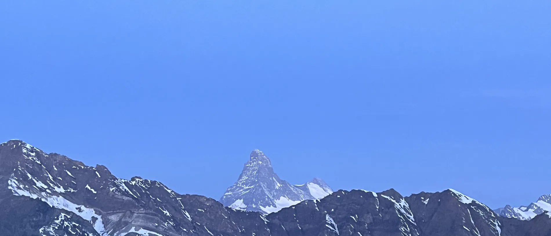 Matterhorn und die Walliser Viertausender über einem Gratrücken
