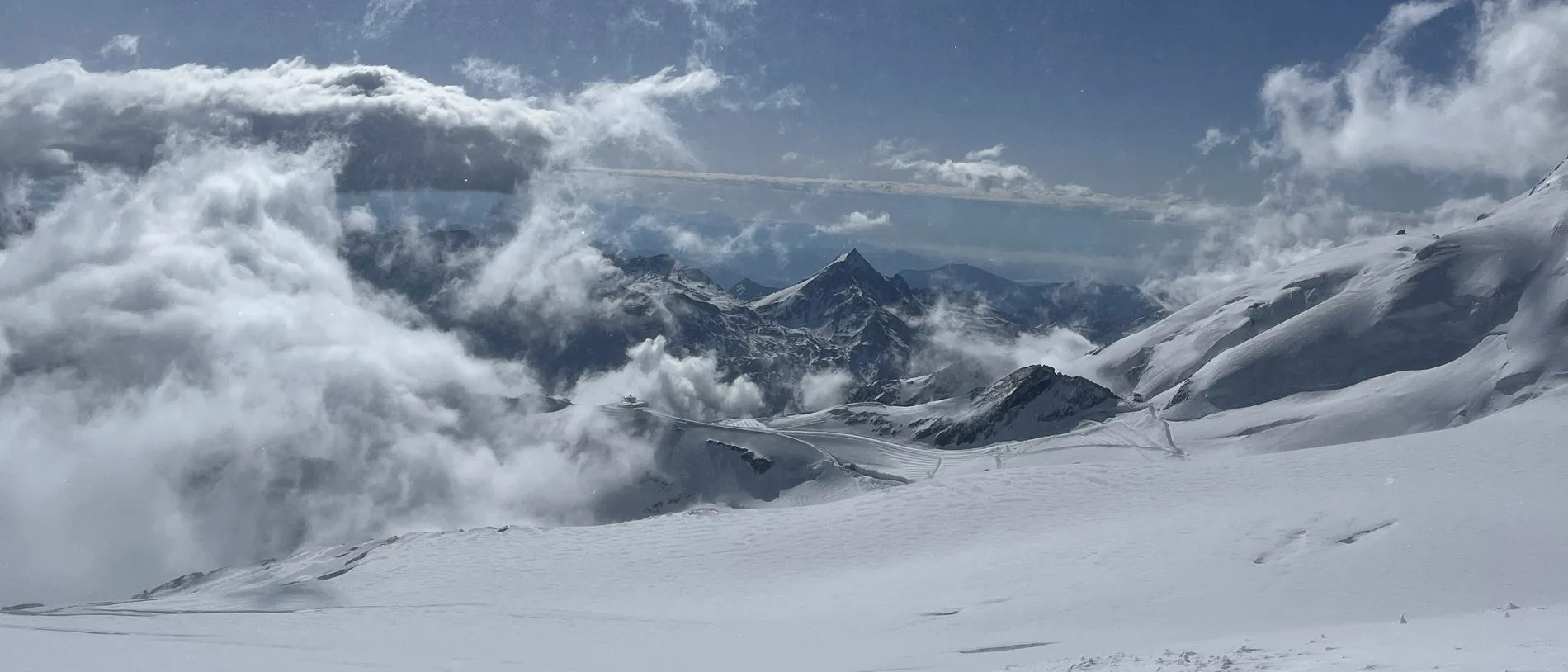 Wolkenmeer über einem Gletscherbecken mit herausragenden Gipfeln