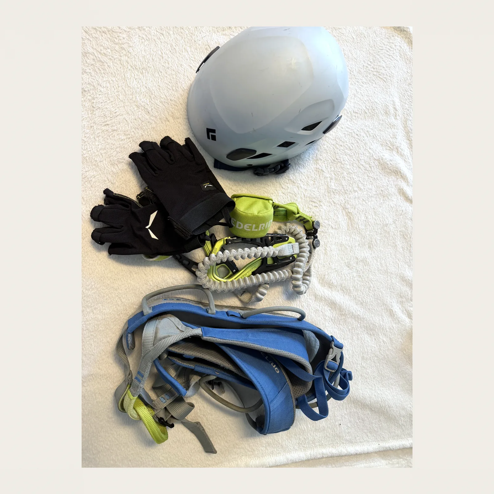 Kletterhelm, Klettergurt und Handschuhe für eine Gletschertour