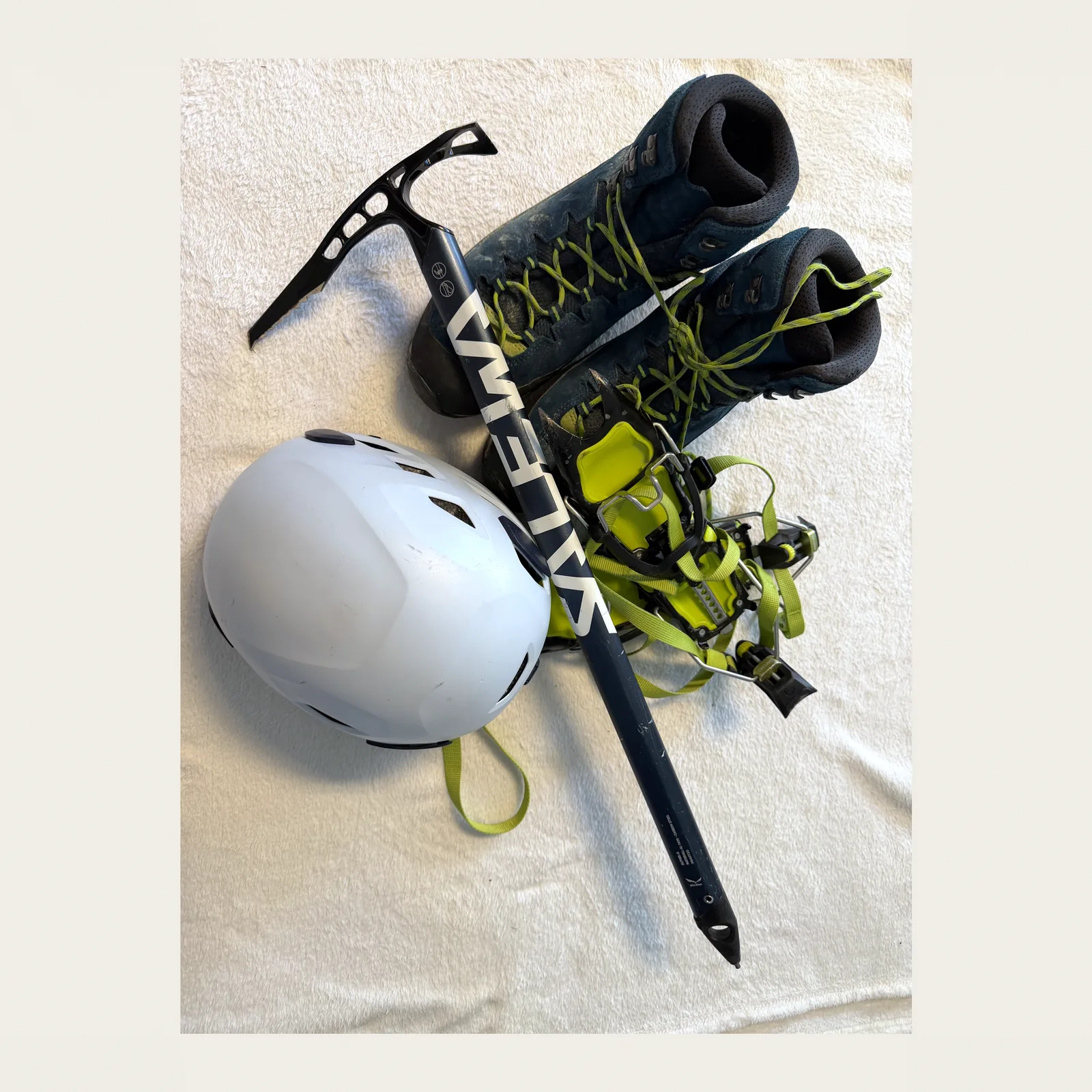 Hochtourenausrüstung im Überblick: Helm, Eispickel, Steigeisen und Bergschuhe